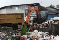 Aktivitas alat berat dan armada Pemkab Bolmong saat melakukan pembersihan intensif sampah di Pasar Ibolian sebagai bentuk komitmen pemerintah menjaga kebersihan lingkungan.