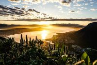 Pemandangan matahari tengah malam di wilayah Arktik yang menyebabkan durasi puasa umat Muslim bisa mencapai lebih dari 20 jam.