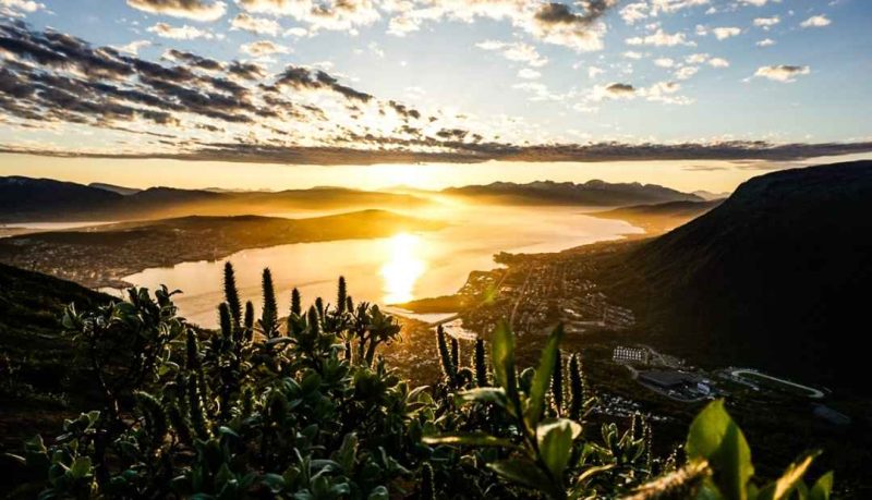 Pemandangan matahari tengah malam di wilayah Arktik yang menyebabkan durasi puasa umat Muslim bisa mencapai lebih dari 20 jam.