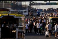 Ribuan warga berjalan kaki di jalan raya Manila akibat lumpuhnya transportasi karena krisis bahan bakar.