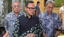 Wakil Menteri Dalam Negeri, Bima Arya Sugiarto, memberikan pernyataan tegas terkait pengawasan ketat ASN saat menjalani Work From Home (WFH), Jumat (10/4/2026). Pemerintah membuka ruang bagi masyarakat untuk ikut mengawasi hingga melaporkan pelanggaran melalui media sosial.