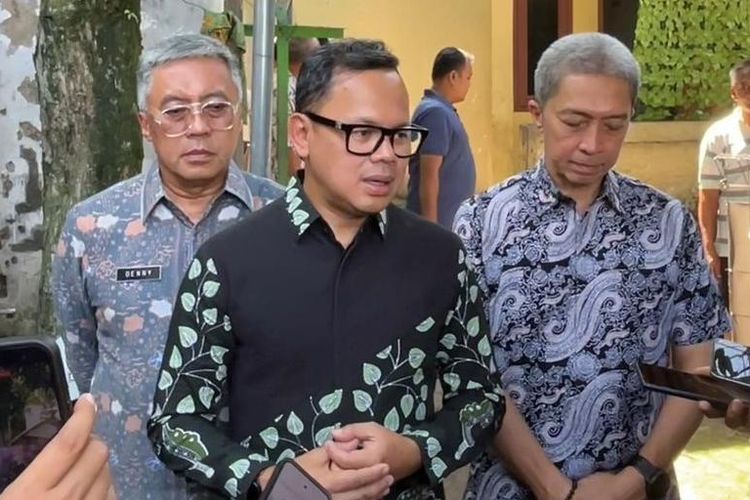 Wakil Menteri Dalam Negeri, Bima Arya Sugiarto, memberikan pernyataan tegas terkait pengawasan ketat ASN saat menjalani Work From Home (WFH), Jumat (10/4/2026). Pemerintah membuka ruang bagi masyarakat untuk ikut mengawasi hingga melaporkan pelanggaran melalui media sosial.