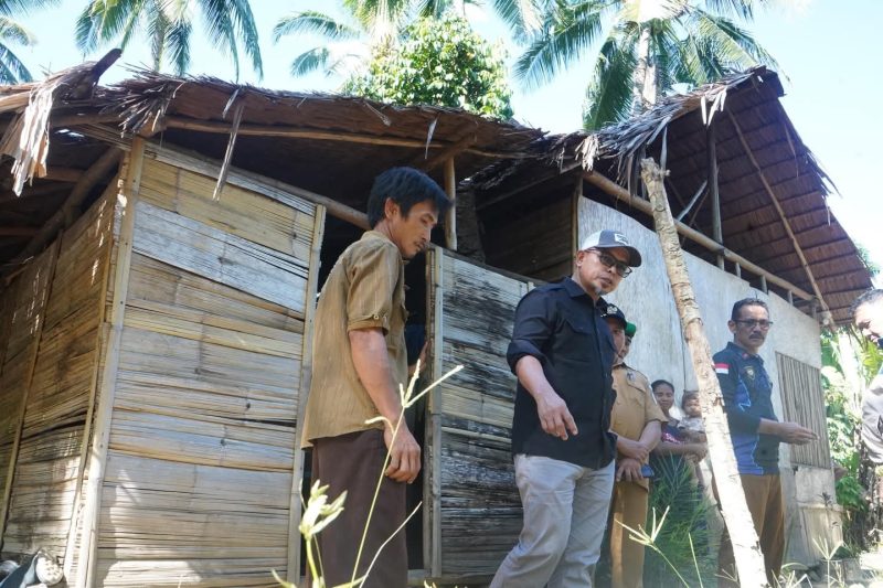 Bupati Boltara, SJL bersama Kadis Perkimtan Ramin Buhang, turun langsung meninjau kondisi rumah warga calon penerima bantuan RTLH guna memastikan program tepat sasaran dan berdampak nyata pada selasa (14/4/2026) kemarin. 