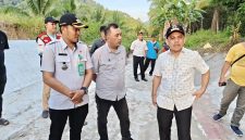 Bupati Yusra Alhabsyi didampingi jajaran teknis meninjau langsung kondisi saluran irigasi di Desa Cempaka, memastikan distribusi air ke ratusan hektare sawah tetap optimal.