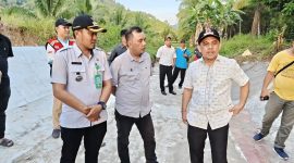 Bupati Yusra Alhabsyi didampingi jajaran teknis meninjau langsung kondisi saluran irigasi di Desa Cempaka, memastikan distribusi air ke ratusan hektare sawah tetap optimal.