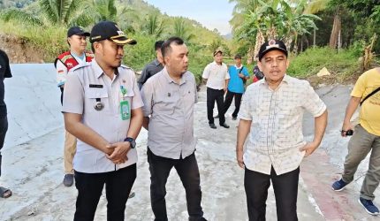 Bupati Yusra Alhabsyi didampingi jajaran teknis meninjau langsung kondisi saluran irigasi di Desa Cempaka, memastikan distribusi air ke ratusan hektare sawah tetap optimal.