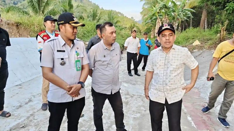 Bupati Yusra Alhabsyi didampingi jajaran teknis meninjau langsung kondisi saluran irigasi di Desa Cempaka, memastikan distribusi air ke ratusan hektare sawah tetap optimal.