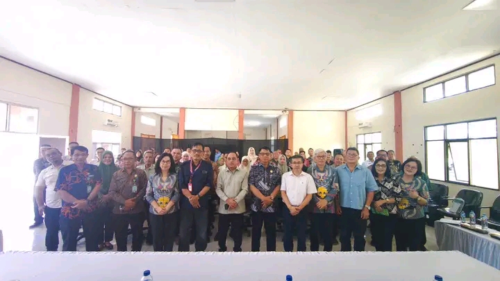 Bupati Bolaang Mongondow bersama jajaran Pemerintah Daerah dan tim Pascasarjana UNSRAT berfoto bersama usai kegiatan sosialisasi, sebagai simbol sinergi dan komitmen bersama dalam mendorong peningkatan kualitas SDM di Bolmong.