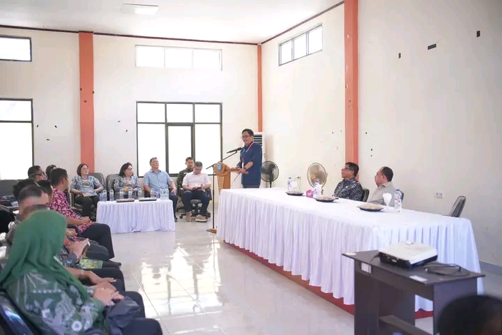 Perwakilan Pascasarjana UNSRAT saat menyampaikan sambutan dalam kegiatan sosialisasi di Bolaang Mongondow, memaparkan komitmen perguruan tinggi dalam mendukung peningkatan kualitas SDM melalui akses pendidikan lanjutan yang relevan dengan kebutuhan daerah.