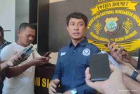 Plt. Kasi Humas Polres Bolaang Mongondow Utara, Aipda Bobi Noe, saat memberikan keterangan resmi terkait kronologi meninggalnya tahanan kepada awak media di Mapolres Bolmut, Senin (6/4/2026).