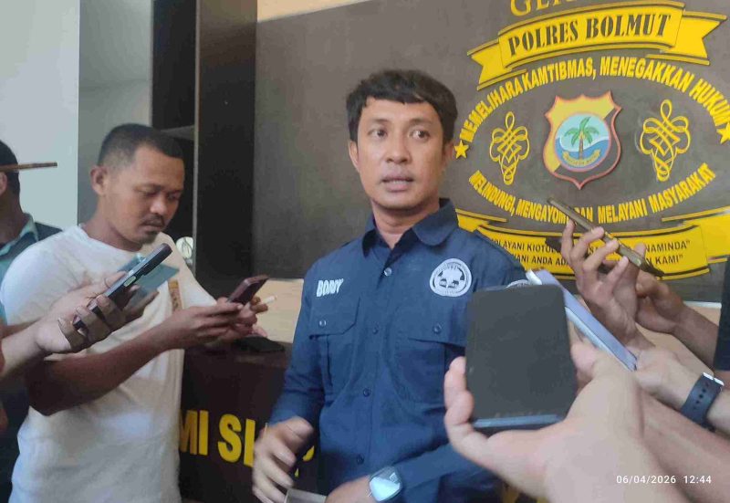 Plt. Kasi Humas Polres Bolaang Mongondow Utara, Aipda Bobi Noe, saat memberikan keterangan resmi terkait kronologi meninggalnya tahanan kepada awak media di Mapolres Bolmut, Senin (6/4/2026).