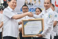 Wakil Bupati Bolaang Mongondow Utara, Mohammad Aditya Pontoh, menerima secara langsung 8 penghargaan dari Wakil Gubernur Sulawesi Utara dalam Rakorda Kemendudukan dan Pembangunan Keluarga (KemendugBangga) di Kantor Gubernur Sulut, sebagai bukti keberhasilan kolaborasi Dinas PPKBPPPA dan seluruh pihak dalam mendorong program keluarga berencana dan percepatan penurunan stunting di Boltara.