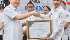 Wakil Bupati Bolaang Mongondow Utara, Mohammad Aditya Pontoh, menerima secara langsung 8 penghargaan dari Wakil Gubernur Sulawesi Utara dalam Rakorda Kemendudukan dan Pembangunan Keluarga (KemendugBangga) di Kantor Gubernur Sulut, sebagai bukti keberhasilan kolaborasi Dinas PPKBPPPA dan seluruh pihak dalam mendorong program keluarga berencana dan percepatan penurunan stunting di Boltara.