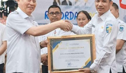 Wakil Bupati Bolaang Mongondow Utara, Mohammad Aditya Pontoh, menerima secara langsung 8 penghargaan dari Wakil Gubernur Sulawesi Utara dalam Rakorda Kemendudukan dan Pembangunan Keluarga (KemendugBangga) di Kantor Gubernur Sulut, sebagai bukti keberhasilan kolaborasi Dinas PPKBPPPA dan seluruh pihak dalam mendorong program keluarga berencana dan percepatan penurunan stunting di Boltara.