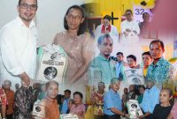 Bupati Bolaang Mongondow Utara, Dr. Sirajudin Lasena, (SJL) bersama jajaranya saat menyerahkan bantuan beras kepada warga dalam rangka syukuran HUT ke-32 Jemaat GMIBM Eben Haezer Komus II Timur, Jumat (10/04/2026), sebagai wujud kepedulian dan kebersamaan pemerintah dengan masyarakat.