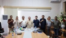 Bupati Bolaang Mongondow Yusra Alhabsyi bersama Staf Khusus Menteri Koordinator Bidang Pemberdayaan Masyarakat Muh Arif Ruba’i saat kunjungan kerja dan pelaksanaan FGD strategis di Kantor Bupati Bolmong, Jumat (17/4/2026).