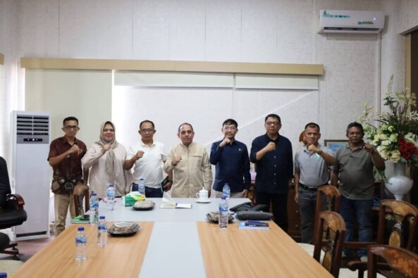 Bupati Bolaang Mongondow Yusra Alhabsyi bersama Staf Khusus Menteri Koordinator Bidang Pemberdayaan Masyarakat Muh Arif Ruba’i saat kunjungan kerja dan pelaksanaan FGD strategis di Kantor Bupati Bolmong, Jumat (17/4/2026).