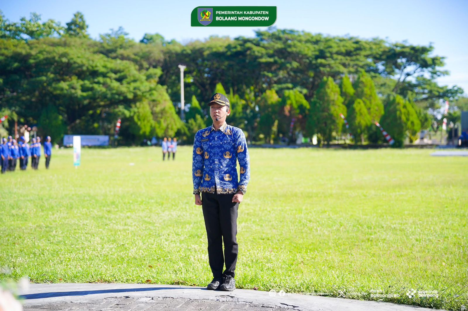Dengan sikap disiplin dan penuh penghormatan, pimpinan upacara melaporkan kesiapan pelaksanaan Hari Kebangkitan Nasional ke-118 kepada Bupati Bolaang Mongondow, Yusra Alhabsyi, di Lapangan Kantor Pemkab Bolmong, Rabu (20/5/2026).