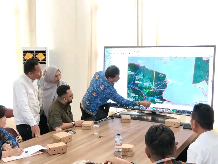 Wakil Bupati Bolaang Mongondow, Dony Lumenta, memimpin rapat koordinasi percepatan penyelesaian tapal batas Desa Toruakat dan Desa Kanaan, Kecamatan Dumoga, guna mewujudkan kepastian hukum wilayah dan mendukung pembangunan daerah.