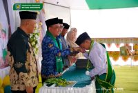 Bupati Bolaang Mongondow Yusra Alhabsyi didampingi Bunda PAUD Ny. Kalsum Alhabsyi menghadiri penamatan siswa MIN 1 Bolaang Mongondow sekaligus menegaskan komitmen pemerintah daerah dalam memperkuat pendidikan berkarakter dan perlindungan bagi tenaga pendidik.