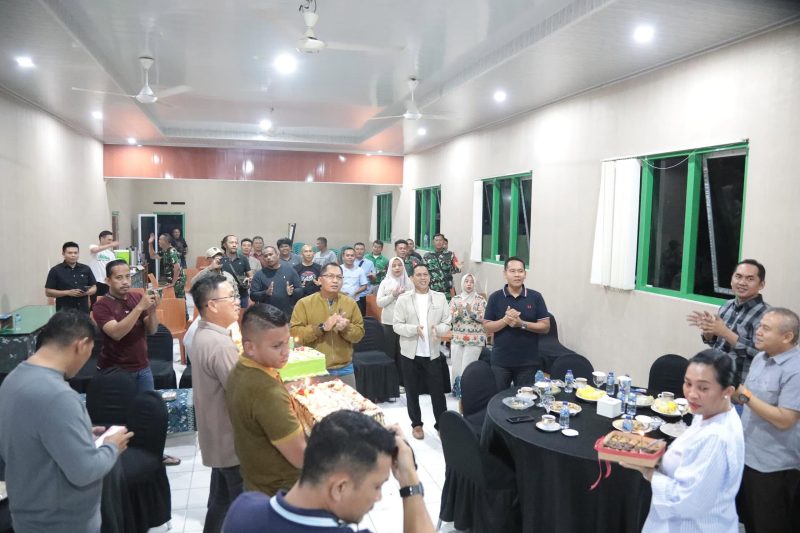 Wali Kota Kotamobagu dr. Weny Gaib, Sp.M., saat memberikan ucapan selamat ulang tahun kepada Dandim 1303/BM Letkol Inf. Manashe Lomo, S.H., M.I.P., di Makodim 1303/BM, Sabtu (20/6/2026). Pertemuan tersebut menjadi simbol kuatnya sinergi antara Pemerintah Kota Kotamobagu dan TNI dalam mendukung pembangunan serta menjaga stabilitas daerah.