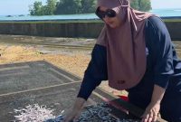Ketua DPRD Boltara, Hj. Dewi Zandra Astuti Mondo, tetap menunjukkan kesederhanaannya dengan menjemur ikan teri di sela aktivitas sebagai ibu rumah tangga. Sosok pemimpin yang tidak melupakan akar kehidupan dan tetap membumi di tengah amanah besar yang diemban.