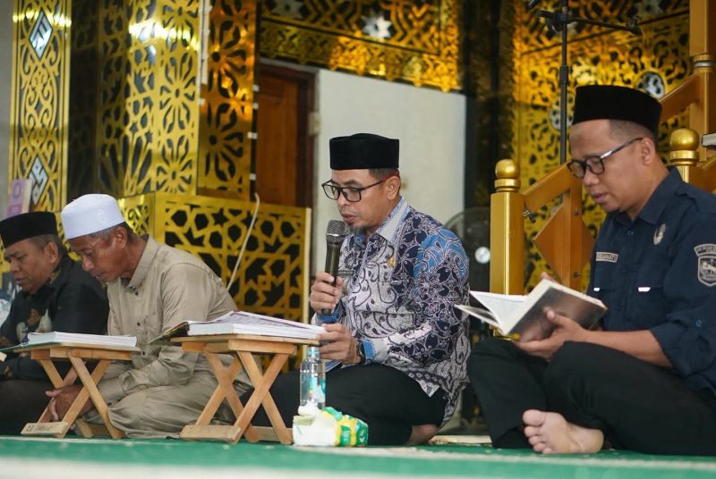 Bupati Bolaang Mongondow Utara, Dr. Sirajudin Lasena, SE., M.Ec.Dev., bersama jajaran Pemerintah Kabupaten Boltara mengikuti kegiatan Kamis Mengaji di Masjid Agung Baiturrahman Boroko, Kamis (23/7/2026), sebagai wujud penguatan nilai spiritual dan pembinaan karakter ASN yang berakhlak serta berintegritas.