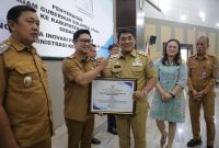 Wakil Wali Kota Kotamobagu, Rendy Virgiawan Mangkat, S.H., M.H., bersama Gubernur Sulawesi Utara menghadiri kegiatan Pencatatan Perkawinan Massal dalam rangka Hari Keluarga Nasional ke-33 dan Hari Kependudukan Sedunia Tahun 2026 di Ruang Mapalus Kantor Gubernur Sulawesi Utara. Kehadiran keduanya menegaskan sinergi pemerintah daerah dan provinsi dalam memperkuat ketahanan keluarga serta meningkatkan kualitas pelayanan administrasi kependudukan bagi masyarakat. (Istimewa)