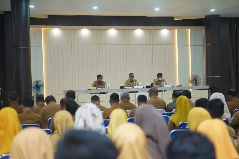 Bupati Boltara Dr. Sirajudin Lasena memimpin rapat evaluasi realisasi anggaran dan optimalisasi PAD Semester II Tahun 2026 bersama jajaran Pemkab Boltara di Aula Lantai III Kantor Bupati, Selasa (28/7/2026).