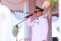 Bupati Bolaang Mongondow Utara Dr. Sirajudin Lasena, SE, M.Ec.Dev., saat bertindak sebagai Inspektur Upacara (Irup) pengibaran Bendera Merah Putih pada peringatan HUT ke-81 Kemerdekaan RI di Lapangan Kembar Boroko, Senin (17/8/2026).