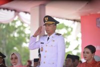 Wabup Moh. Aditya Pontoh memimpin upacara penurunan Bendera Merah Putih HUT ke-81 Kemerdekaan RI di Lapangan Kembar Boroko, Boltara.