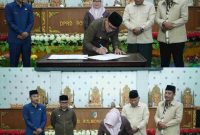 Bupati Boltara Dr. Sirajudin Lasena bersama Ketua DPRD Boltara saat menandatangani Nota Kesepakatan KUPA-PPAS Perubahan APBD 2026 di ruang sidang paripurna DPRD.