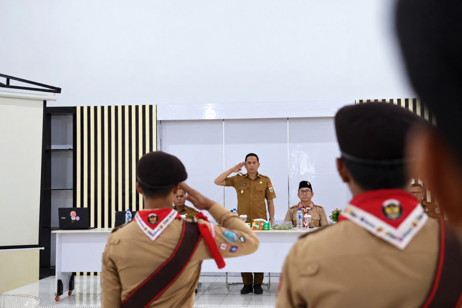 Momen Wali Kota Kotamobagu, Weny Gaib, memberikan penghormatan dalam upacara penjemputan anggota Pramuka usai mengikuti Jambore Nasional (Jamnas) XII Tahun 2026, sebagai bentuk penghargaan atas semangat, dedikasi, dan kebanggaan generasi muda dalam mengharumkan nama daerah.