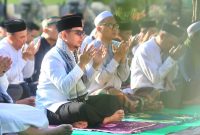Bupati Bolaang Mongondow Utara, Dr. Sirajudin Lasena, SE., M.Ec.Dev., mengangkat tangan seraya berdoa dalam pelaksanaan Sholat Istisqa dan doa bersama di Kecamatan Bintauna, Rabu (16/9/2026).