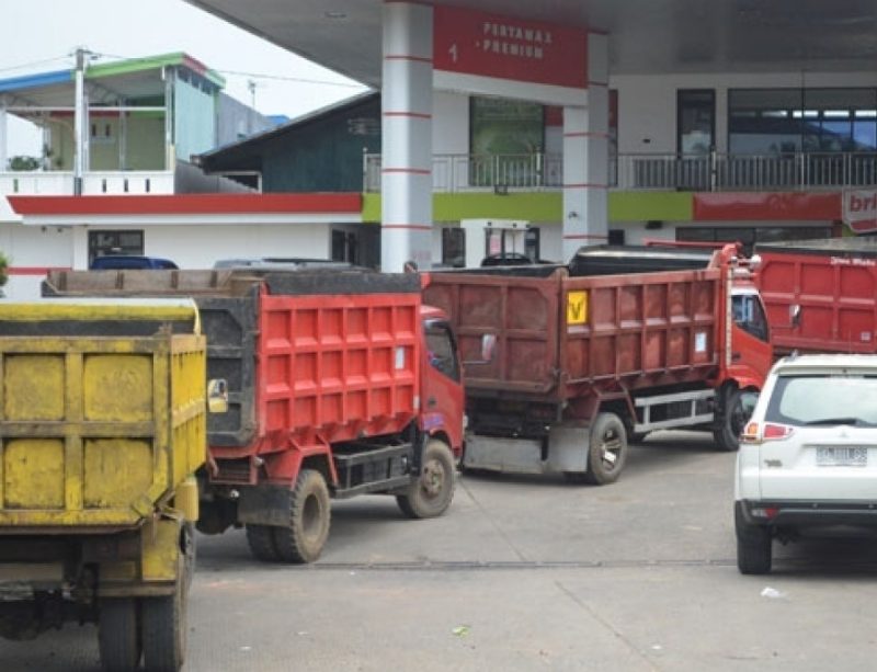 Antrian kenderaan Dum truk saat pengisian bbm di SPBU