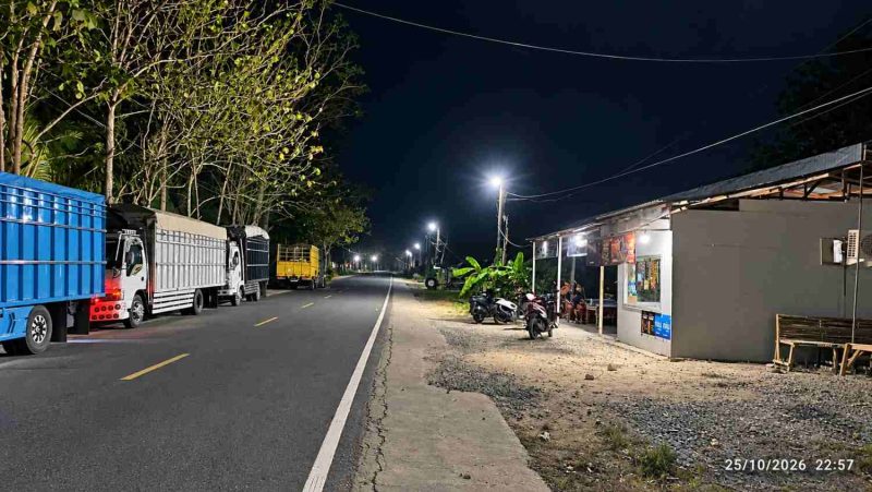 Suasana Rumah Makan Muslim Salsabila milik Obit di Boroko, Kabupaten Bolaang Mongondow Utara, pada Minggu malam (25/10/2026) pukul 22.57 WITA. Foto memperlihatkan kondisi rumah makan di tepi jalan dengan sejumlah kendaraan terparkir di seberang jalan. Dokumentasi ini diambil setelah SPPG Boroko mengumumkan penghentian sementara operasional untuk perbaikan saluran dan IPAL, sementara Obit mengaku bau busuk yang sebelumnya dikeluhkan telah hilang dan pelanggan mulai kembali.
