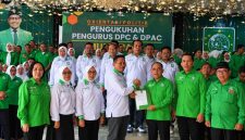 Ketua DPC PKB Minahasa Utara, Samsudin Uber, bersama jajaran pengurus dan kader dalam kegiatan pengukuhan DPC dan DPAC PKB masa bakti 2026–2031. Melalui Orientasi Politik dan Musyawarah Kerja Cabang (Muskercab), PKB Minahasa Utara berkomitmen memperkuat konsolidasi hingga tingkat kecamatan serta menjalankan program kerja organisasi secara terarah.