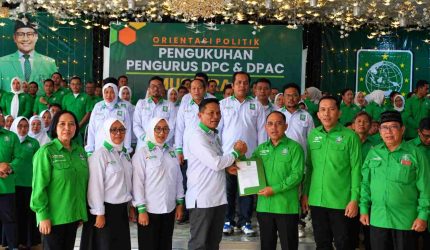 Ketua DPC PKB Minahasa Utara, Samsudin Uber, bersama jajaran pengurus dan kader dalam kegiatan pengukuhan DPC dan DPAC PKB masa bakti 2026–2031. Melalui Orientasi Politik dan Musyawarah Kerja Cabang (Muskercab), PKB Minahasa Utara berkomitmen memperkuat konsolidasi hingga tingkat kecamatan serta menjalankan program kerja organisasi secara terarah.