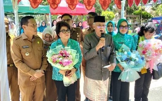 Wali Kota Kotamobagu Weny Gaib bersama Ketua TP-PKK Rindah Gaib Mokoginta menyambut Tim Penilai PKK Provinsi Sulawesi Utara sekaligus memperkuat komitmen meningkatkan kesejahteraan keluarga melalui program pemberdayaan masyarakat.