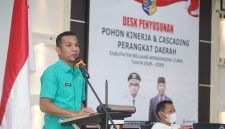 Plt. Bupati Boltara Moh. Aditya Pontoh saat memberikan arahan dalam Desk Penyusunan Pohon Kinerja dan Cascading Kinerja Perangkat Daerah Tahun 2025–2029.