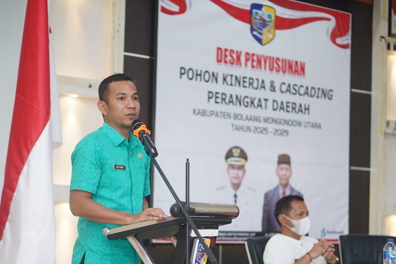 Plt. Bupati Boltara Moh. Aditya Pontoh saat memberikan arahan dalam Desk Penyusunan Pohon Kinerja dan Cascading Kinerja Perangkat Daerah Tahun 2025–2029.